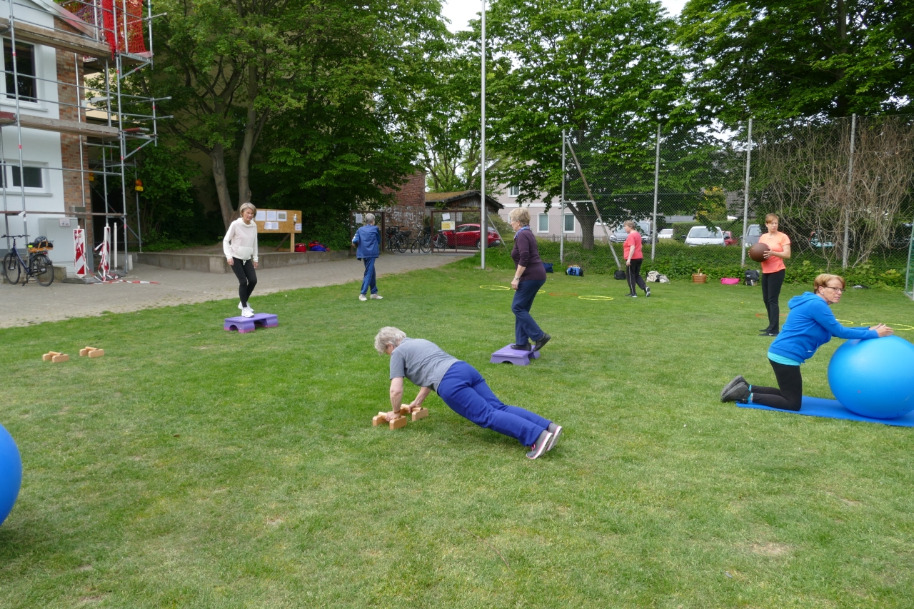 Wirbelsäulensport auf dem Sportplatz
