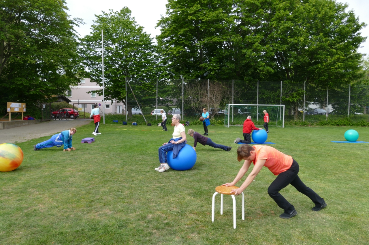 Wirbelsäulensport auf dem Sportplatz