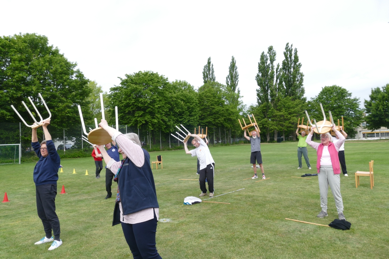Wirbelsäulensport auf dem Sportplatz